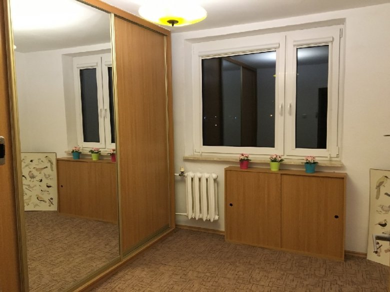 Zdjęcie z perspektywą, otwarte rolety oraz widoczne lustro. Znacznie lepiej!