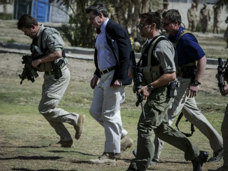 Ochrona eskortuje Irakijskiego administratora Paula Bremera do helikoptera w bazie wojskowej w Ramadi.