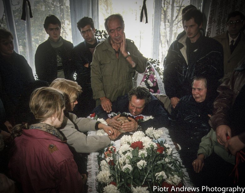 Rodziny milicjantów, którzy zginęli podczas ataku na Biały Dom w Moskwie, opłakują swoich bliskich.