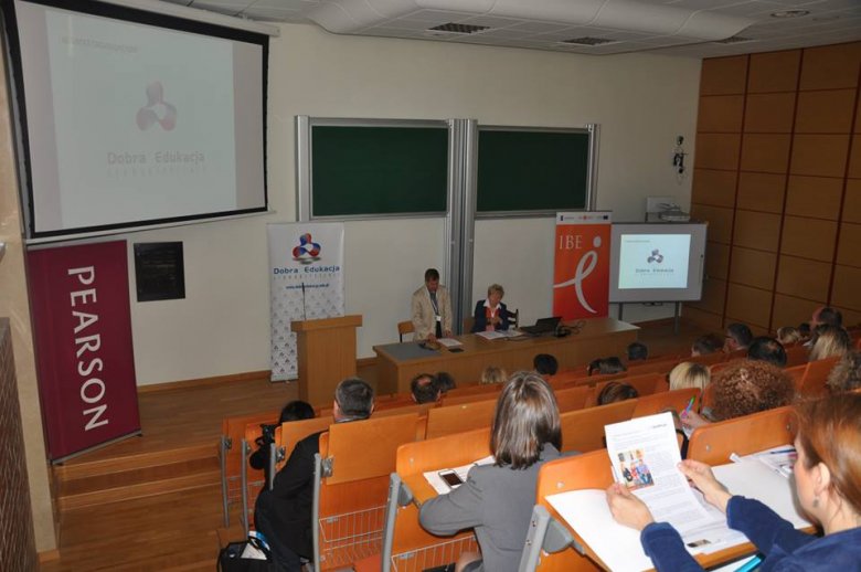 Prof. Michał Federowicz i prof.  Jolanta Choińska-Mika z Instytutu Badań Edukacyjnych rozpoczynają pierwszą sesję plenarną na konferencji Techniki Dobrej Edukacji