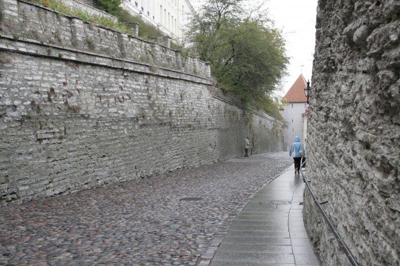 Typowa tallińska uliczka na starówce, która była kiedyś obronnym grodem.