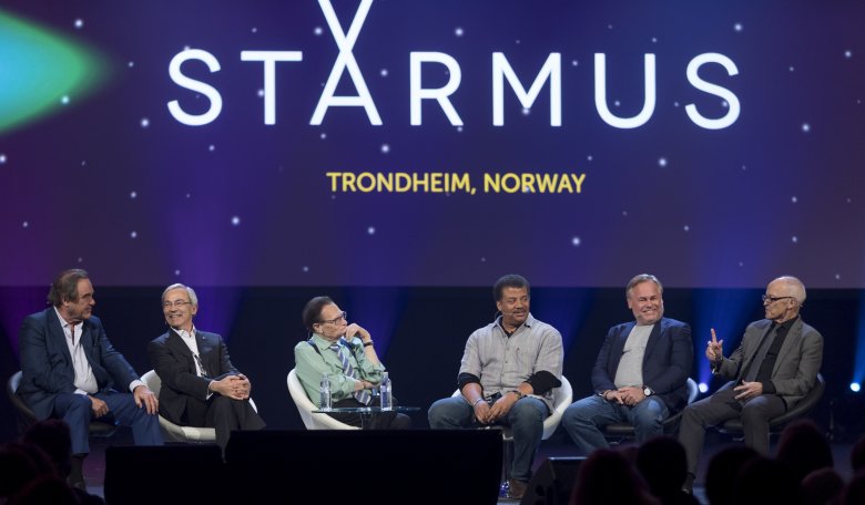 Oliver Stone, Chris Pissarides, Neil deGrasse Tyson, Finn Kydland i Eugene Kaspersky w dyskusji moderowanej przez Larrego Kinga.