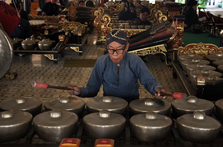 Mistrz gongów stroi się przed koncertem. Kraton Yogyakarta Jawa