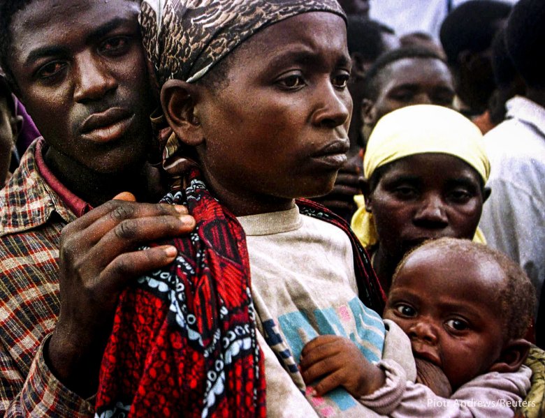 Uchodźcy z plemienia Hutu w drodze do Rwandy.