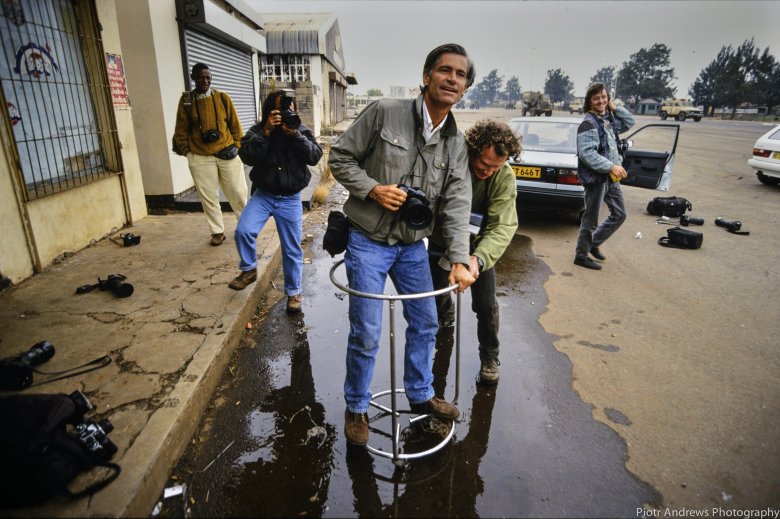 Chwila relaksu w Takozie. Od lewej Fanie Jason, Joao Silva, James Nachtway, David Brauchli, Gary Bernard.