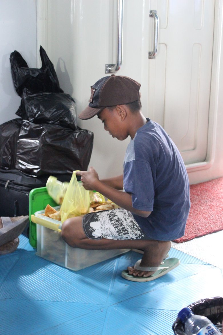 Chłopiec sprzedający pierożki