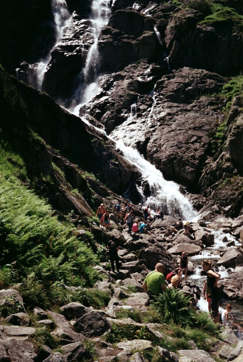 Siklawa - największy wodospad w Polsce w drodze do Doliny Pięciu Stawów. Tatry 2015