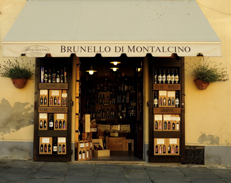 Sklep z winami Brunello w Montalcino: właściciel gotów się pokroić, że jego wina są lepsze niż Barolo i każde inne...