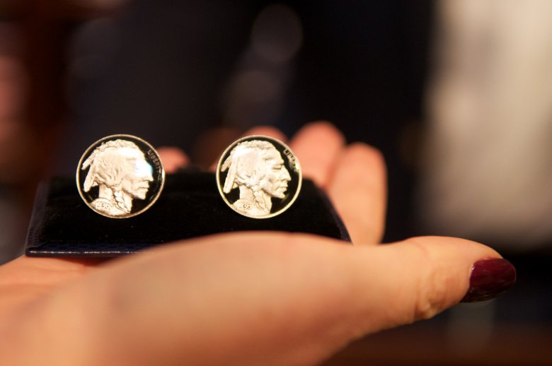 Spinki Brooks Brothers wykonane z autentycznych monet przedstawiających głowę Indianina. Cena: 1012 zł