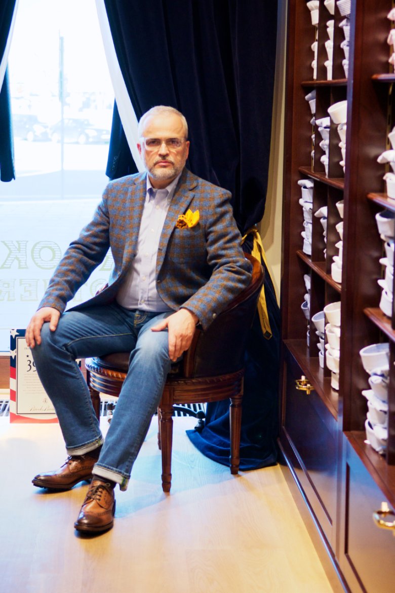 cd.   Ręcznie szyte spodnie włoskiej marki Jacob Cohen wykonane z japońskiego denimu Karubo. Cena: 2200zł. Skórzane buty marki Brooks Brothers. Cena: 1875zł.