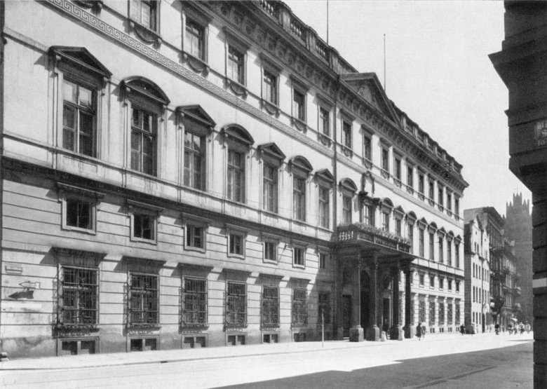 Fot. 2: Pałac Hatzfedów przed wojną, podczas której uległ częściowemu zniszczeniu.