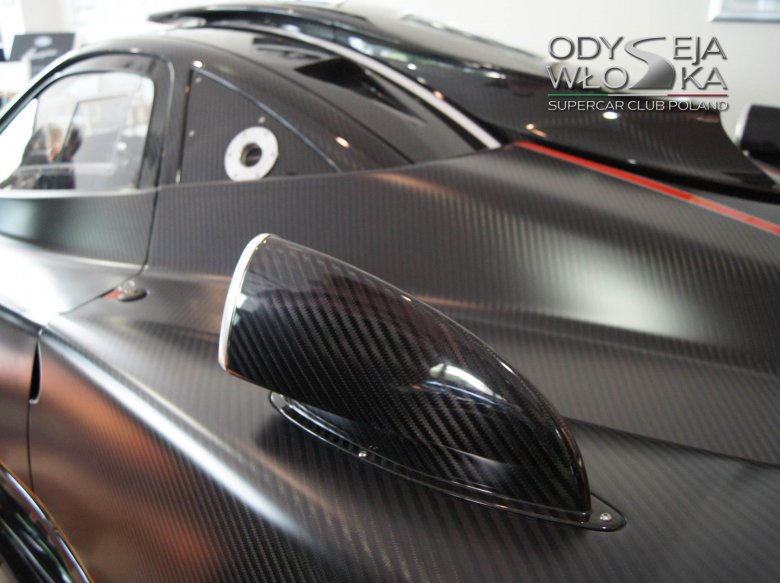 Spojrzenie Paganiego na motoryzację wykracza poza rzeczywistość rynkową. Projektuje auta na swoją modłę, nie ekonomii czy zmieniających się preferencji odbiorców.