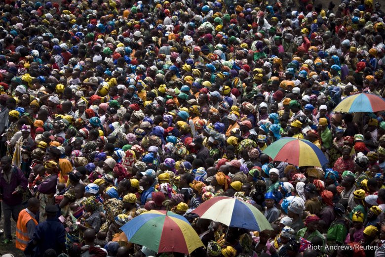 Uchodźcy czekają na żywność w obozie we wschodnim Kongo.