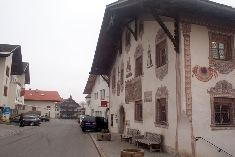 Puste ulice Ladis w niedzielny poranek.