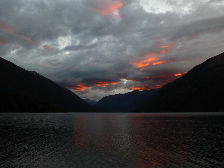 Namiot na plaży i takie zachody co wieczór (zdjęcie bez filtra).