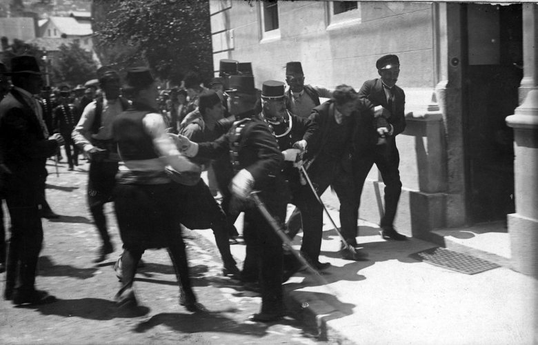 Gavrilo Princip złapany tuż po zamachu w Sarajewie, 28.6.1914
