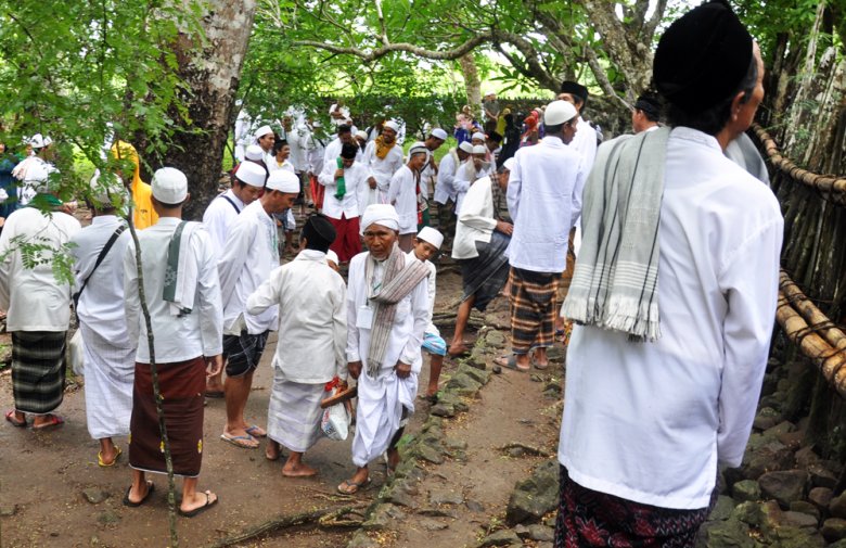 Pobożni muzułamanie podczas pielgrzymki do grobów Wali na Lombok