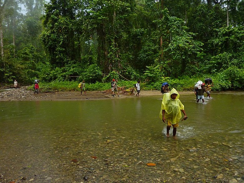 Grupa naszych tragarzy na Halmahera. Archipelag Moluki.