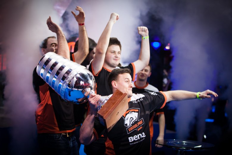 Virtus.pro cieszące się ze zwycięstwa Intel Extreme Masters 2014 w Katowicach.