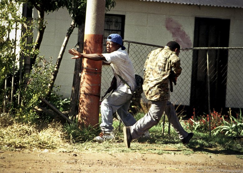 Bojownicy ANC podczas walk z członkami IFP w townshipie Takoza.