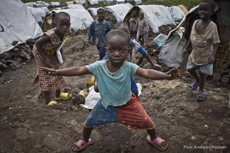 Dziecko przy wejściu do tymczasowego obozu dla uchodźców we wschodnim Kongo.