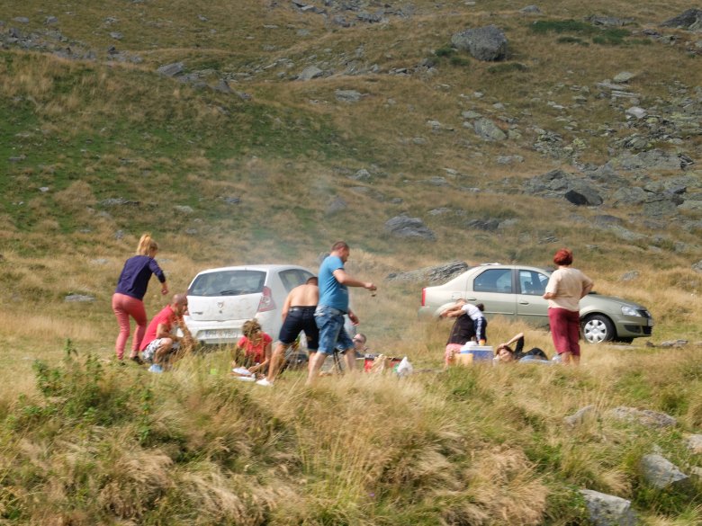 Latem, w niedzielne popołudnia na Trasie Transfogaraskiej  setki rodzin piknikuje tuż przy drodze. Rumunia.