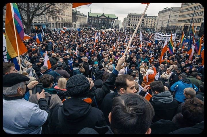Tęczowe flagi po raz pierwszy w Polsce na demonstracji KOD w Poznaniu