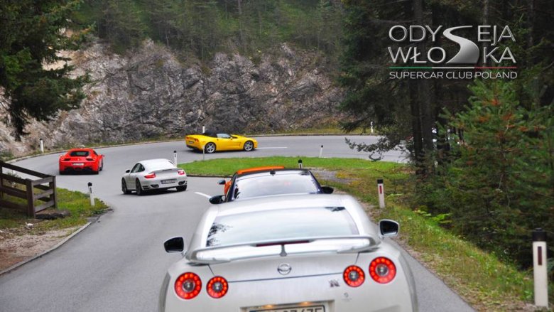 Mrugająca kontrolka F1-Trac potwierdza wrażenie, że było już za szybko. Zerknięcie na prędkościomierz uświadamia, że dopiero zbliżam się do tempa kierowców sprzed ponad pół wieku