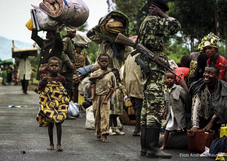 Uchodźcy z plemienia Hutu w drodze do Rwandy.