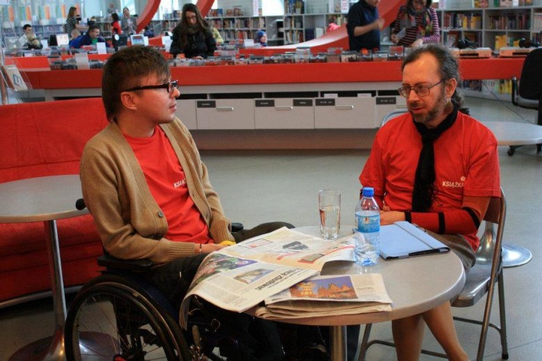 Bartłomiej Skrzyński, jako książka "W-skers", wspólnie z "Antyfacetem", podczas "Żywej Biblioteki"