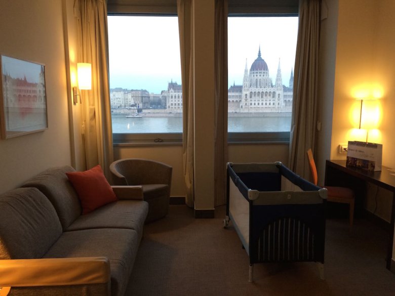 Widok na gmach parlamentu z naszego pokoju w hotelu Novotel Danube.