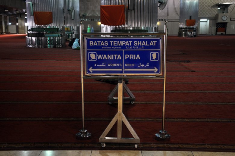 Islam to tradycyjny i ostry podział na kobiety i mężczyzn, muzułamnów i niewiernych.