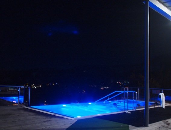 Zewnętrzny basen z gorącą wodą termalną i z widokiem na Tatry.