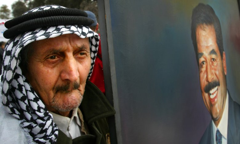 Zwolennik Sadama trzyma portret swojego przywódcy podczas demonstracji w Bagdadzie