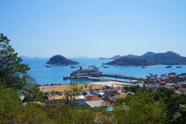 Teraz: nowy port z betonowym molo może przyjmować nawet największe indonezyjskie promy Pelni. Nabrzeże dosłownie zrównano z ziemią pod budowę nowego terminala.