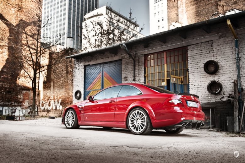 Cena niebywałej sztywności nadwozia CLK 63 AMG Black Series i zdolności przenoszenia prawie 650 Nm na tylną oś jest wysoka i wyraża się w kilogramach. Nadwaga to największy problem Blacka.