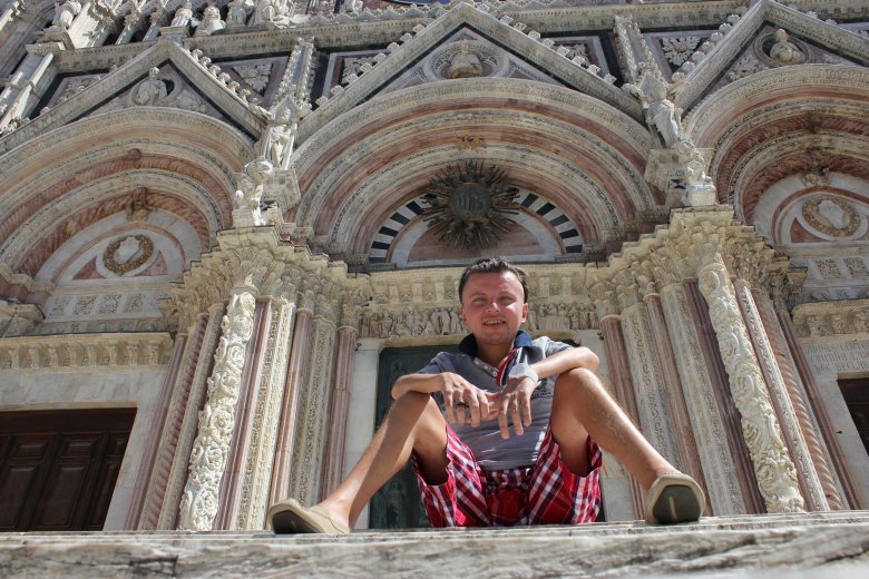 Autor przed wejściem do katedry w Sienie