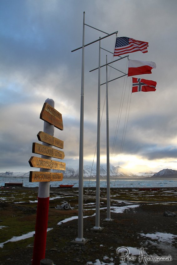 Kierunki: Biegun - 1452 km, Warszawa - 2771 km, Longyearbyen - 136 km, Arctowski - 16252 km. Zdjęcie robione w październiku