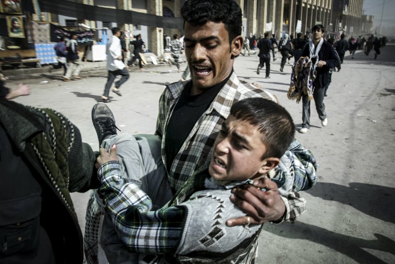 Irakijczycy uciekający w czasie zamachów bombowych podczas święta Ashura w Karbali.