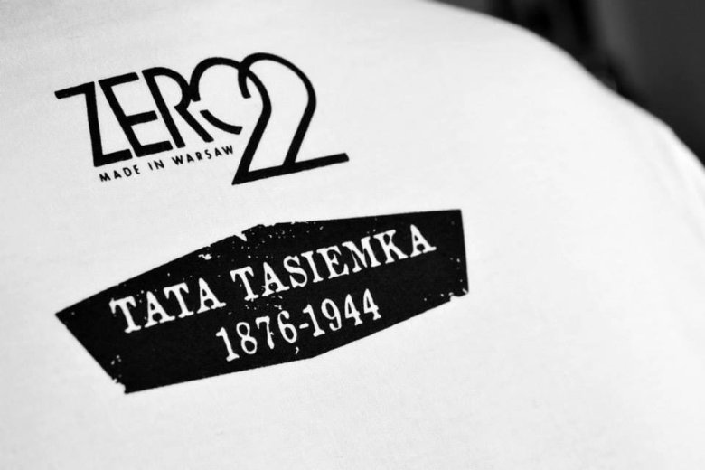 Fragment nadruku upamiętniającego Tatę Tasiemkę na koszulce.