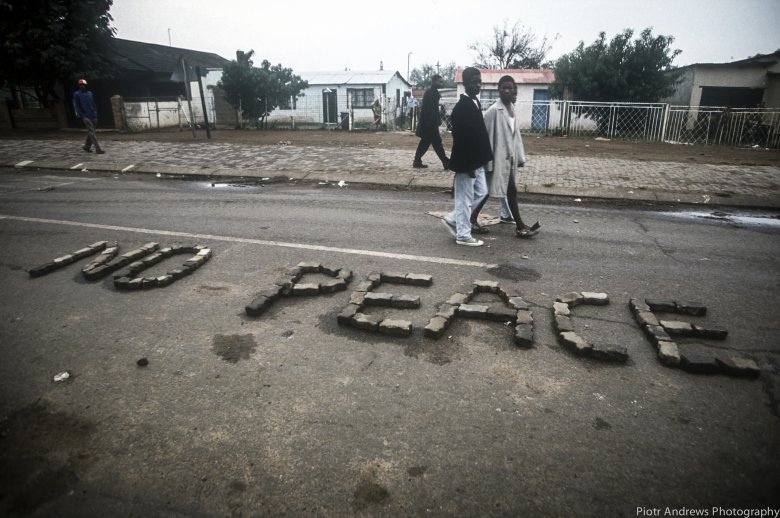 Takoza i napis ułożony na ulicy.