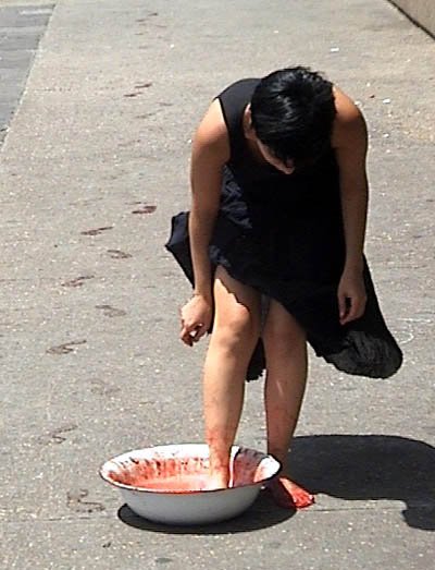 Regina José Galindo, "Kto może wymazać ślady?", 2003