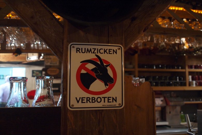 Znajomy Tyrolczyk przetłumaczył mi to (mam nadzieję, że dobrze) jako „zakaz narzekania”. Zasugerował też, że to znak mający podtekst seksistowski. O więcej nie pytałem...