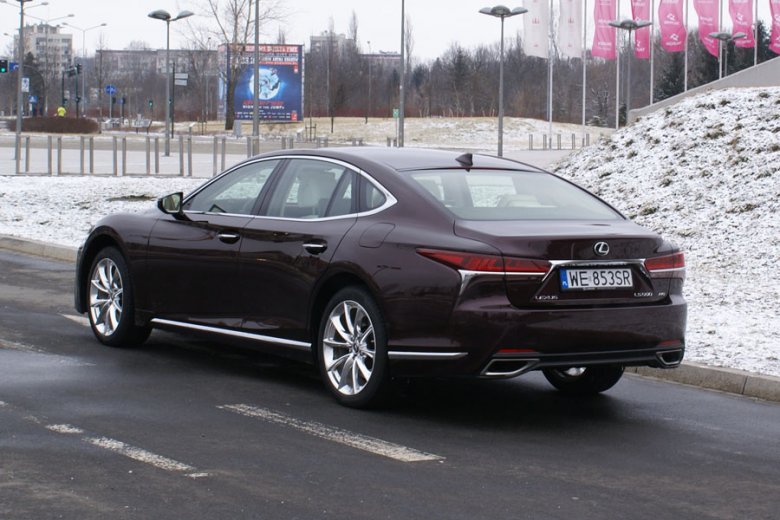 Lexus LS 500 E-Four Omotenashi