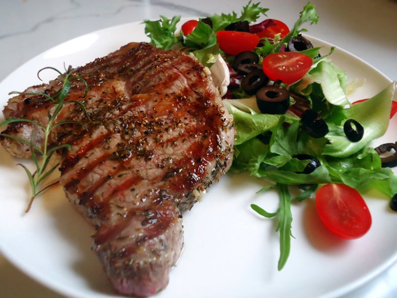 antrykot wołowy z grilla (w marynacie z rozmarynu, grubo zmielonego pieprzu i czosnku)