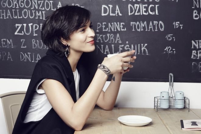 Kolczyki z kolekcji Marka Wójckiego oraz bransoletka izraelskiej projektantki Evelyne La Hola. Kaszmirowa kamizelka – MMC.