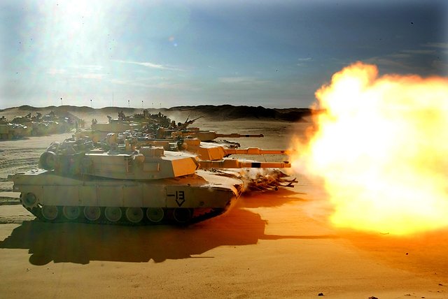 Amerykański czołg z 70 Pancernej wystrzeliwuje pocisk podczas ćwiczeń na pustyni w Kuwejcie.
