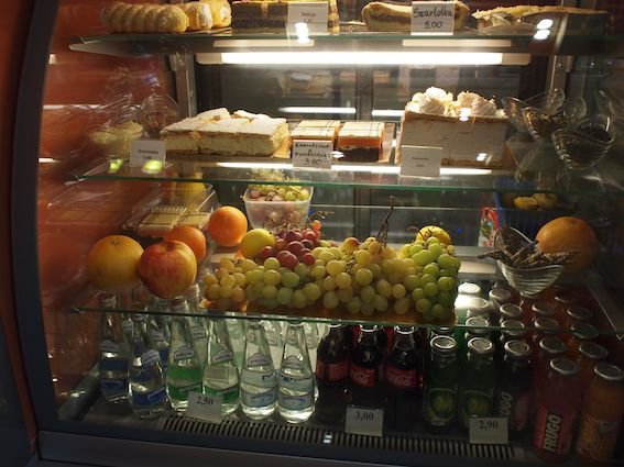 Kawiarnia Florencja jak sama nazwa wskazuje znajduje się przy rynku w Piwnicznej. Latem wszyscy przychodzą tu na własnej roboty lody, teraz hitem jest ciasto "delicja".