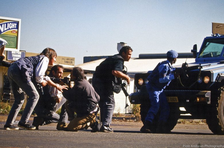 Członkowie Bang Bang Club podczas pracy w Takozie. od lewej: Gary Bernard, Kevin Carter, Joao Silva, Greg Marinovich.