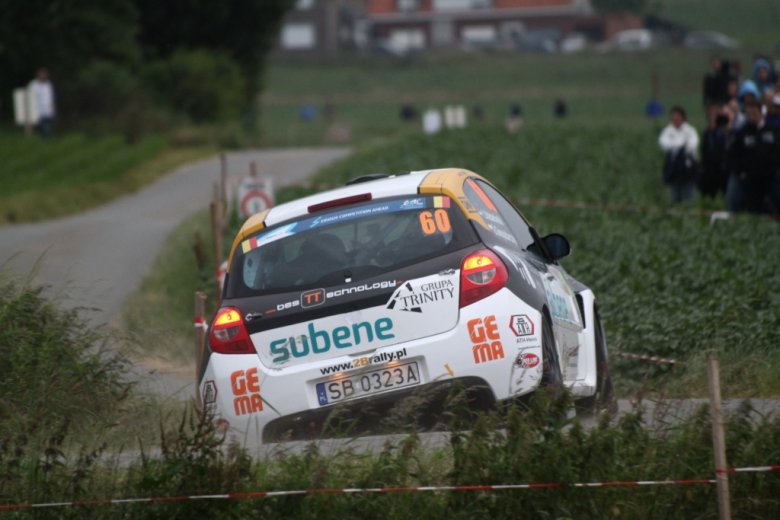 Spora liczba załóg przed nami cięcia zakrętów zamieniała w głębokie i nieprzewidywalne przełomy.